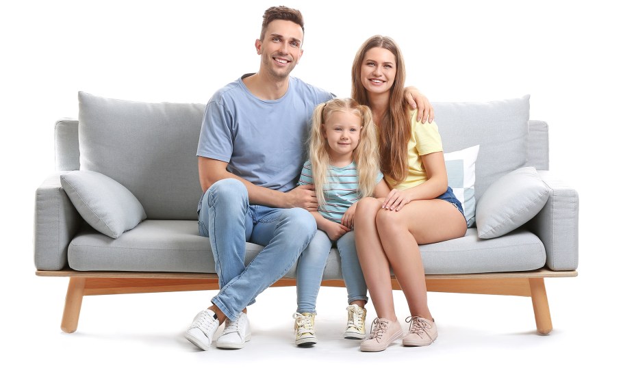 Семья на диване