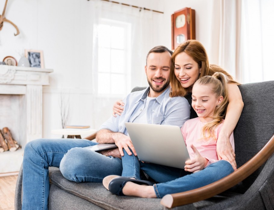 Семья на диване на белом фоне