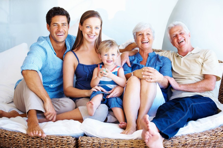 Сфотографироваться семьёй на диване