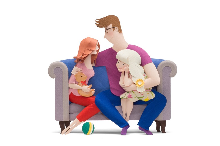 Семья на желтом диване