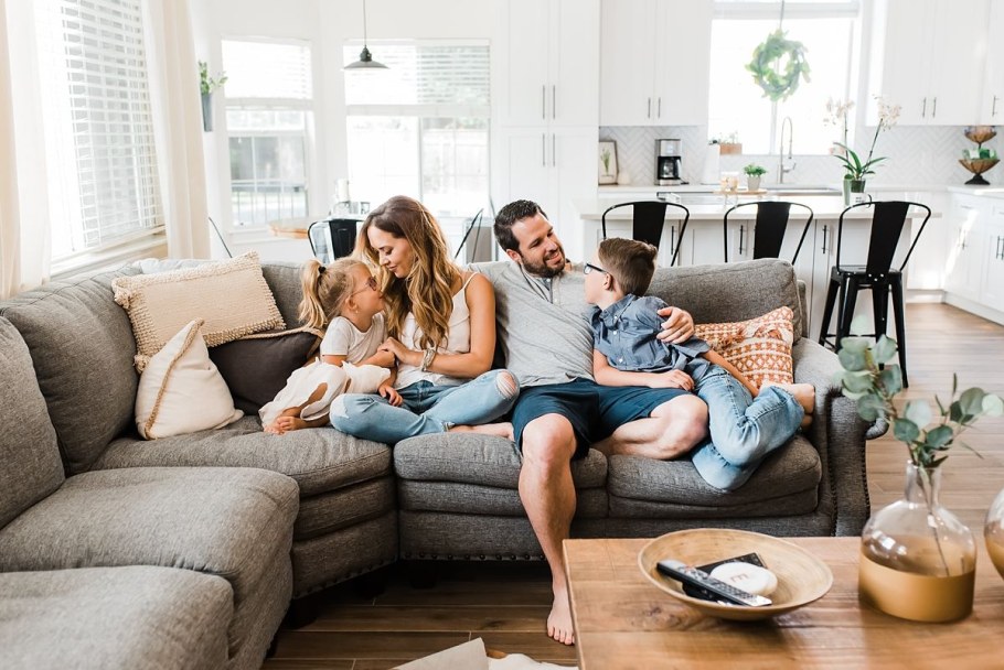 Пара перед телевизором