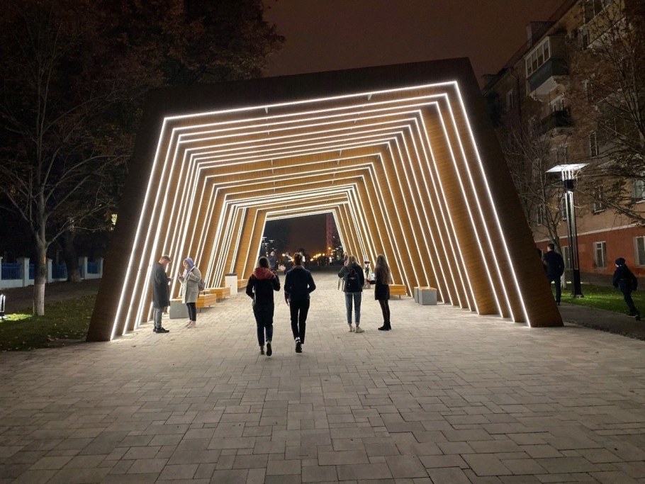 Три кита на набережной Челябинск