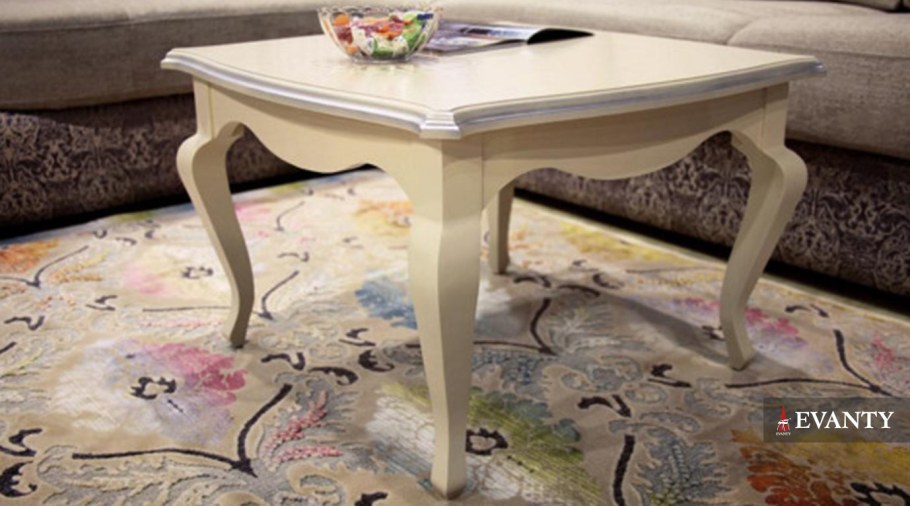 Стеклянный стол с деревянными ножками