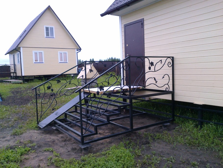 Крыльцо для частного дома из металла