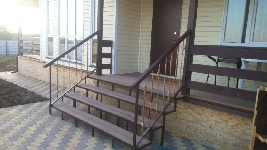 Металлическая лестница на террасу