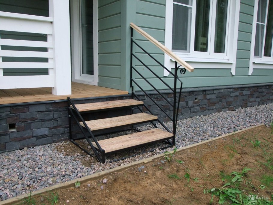 Крыльцо из металла для дачного дома