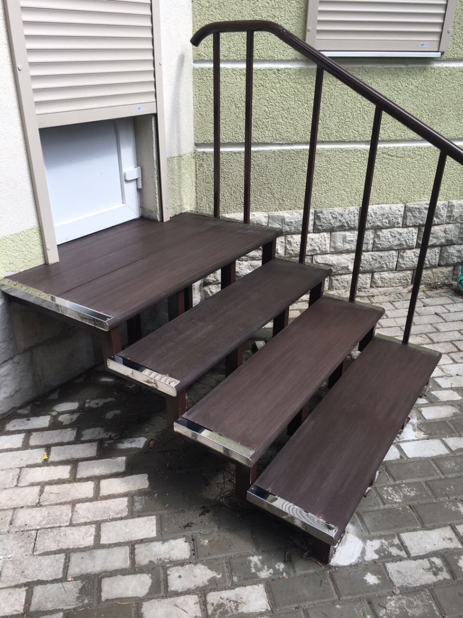 Металлическая лестница для крыльца