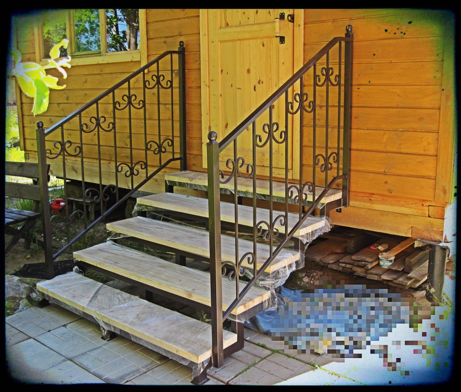 Крыльцо из металла для дачного дома