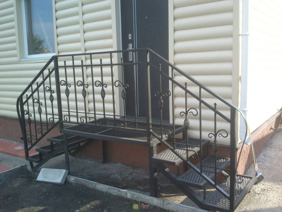 Крыльцо из металла на две стороны