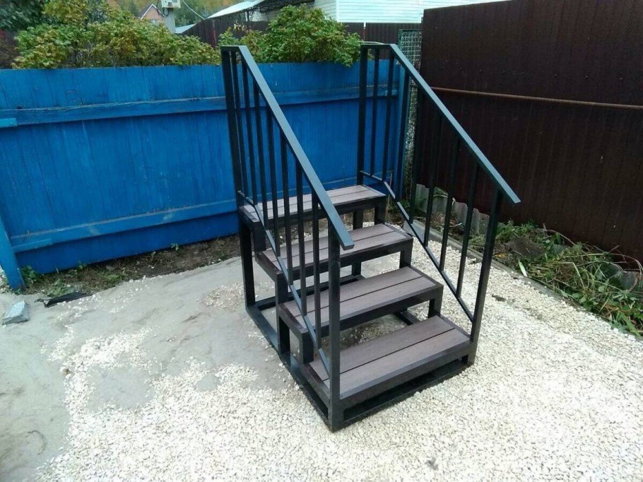 Приставное крыльцо из металла