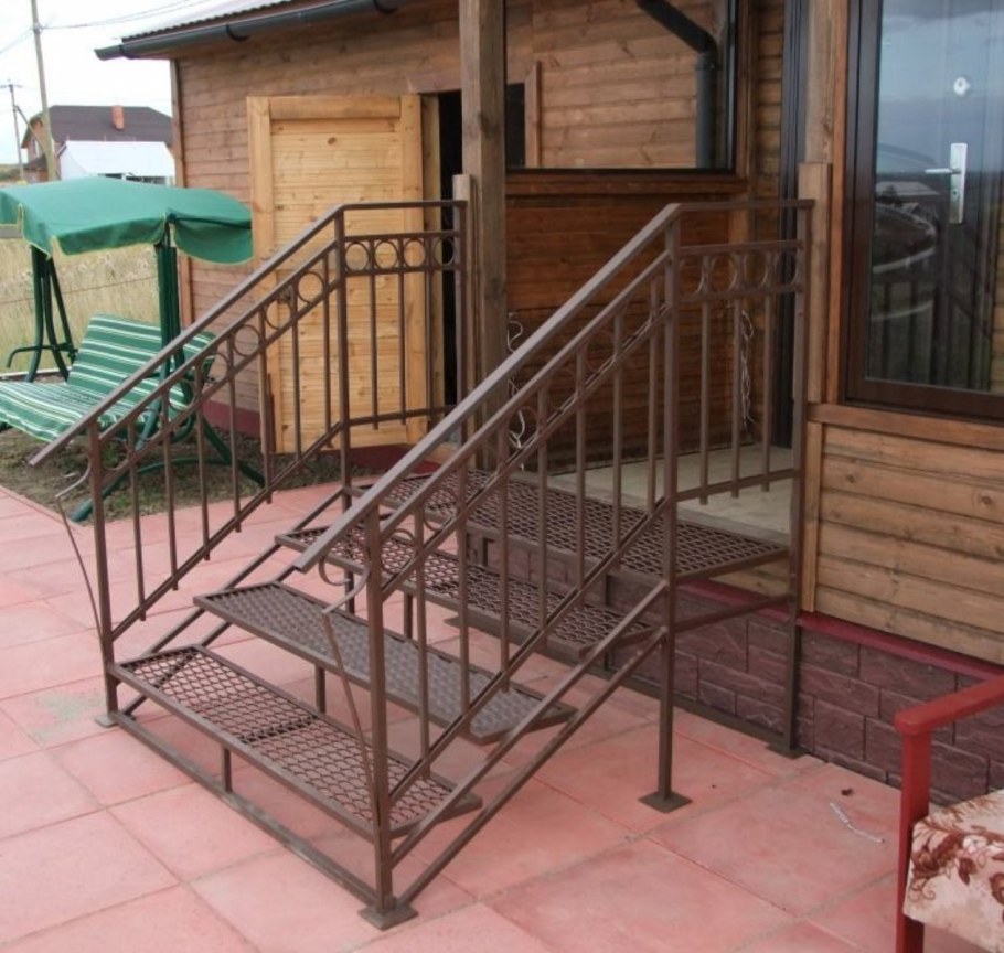 Металлическая лестница на веранду