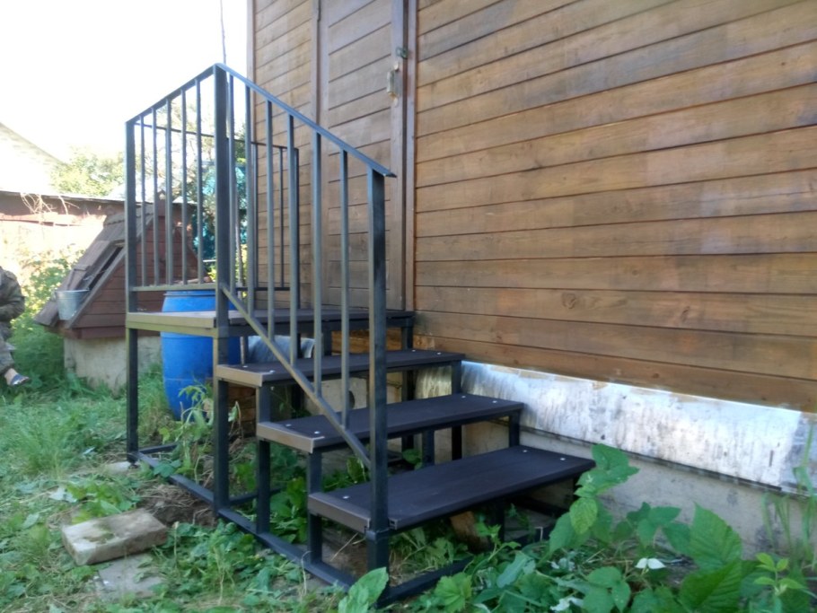 Металлическая лестница в деревянном доме