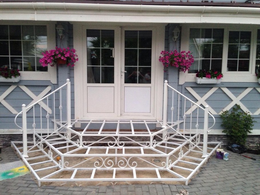 Лестница на веранду из металла