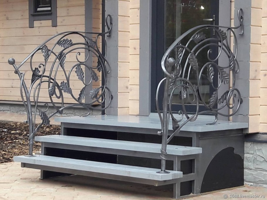 Лестница входная металлическая