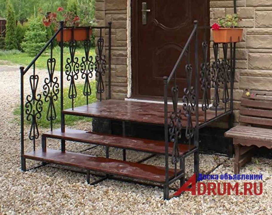 Ступеньки в частный дом входные из металла