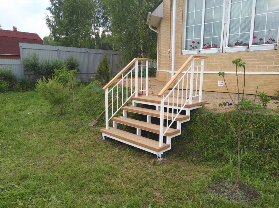 Деревянное крыльцо на металлическом каркасе