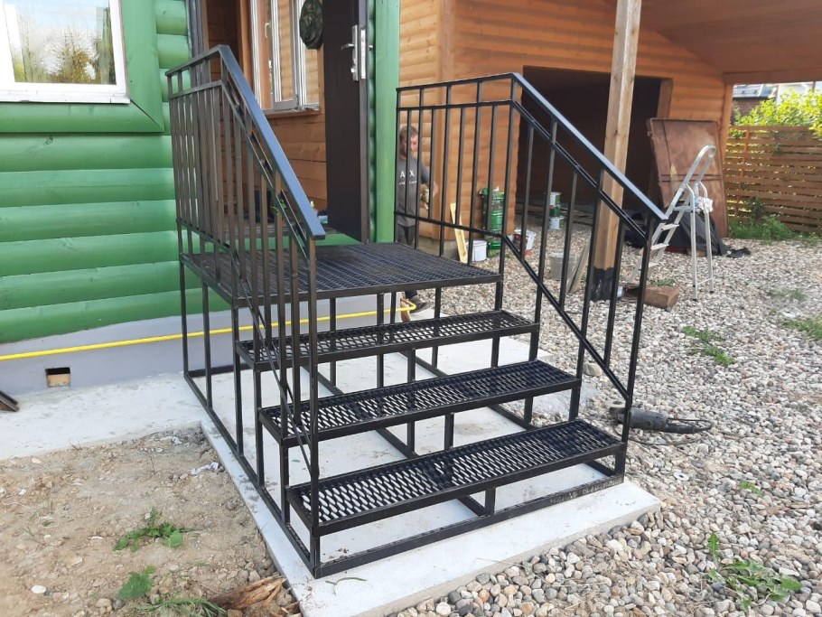 Металлические ступеньки для крыльца