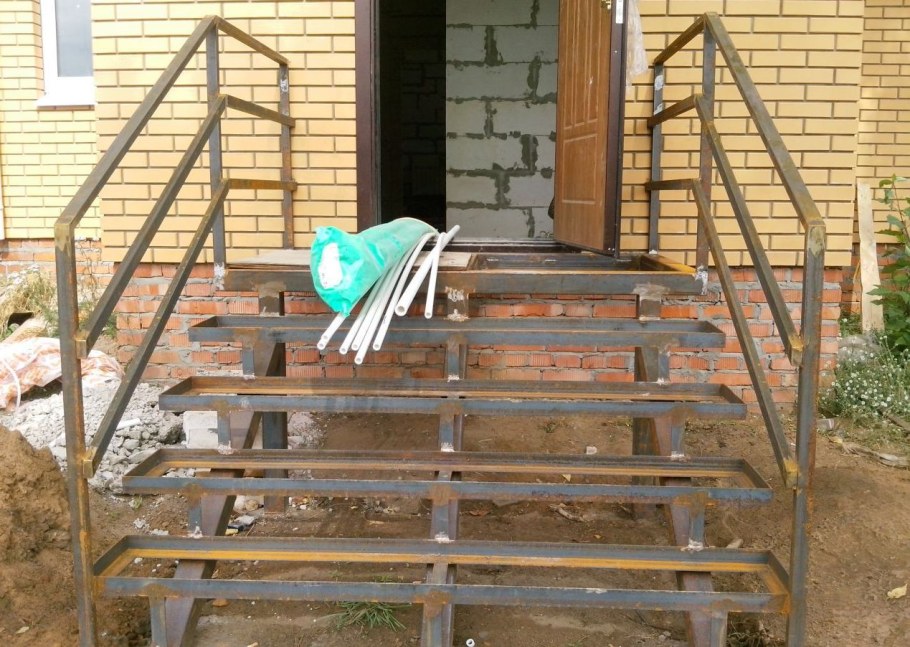 Уличная лестница эко 1 ступень ( приступок) из ПВЛ коричневый каркас