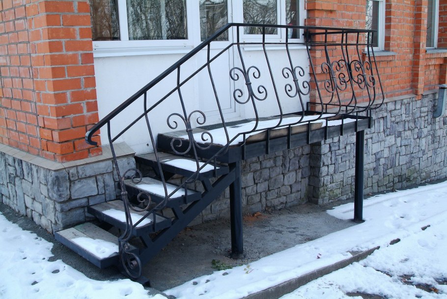Металлическая лестница для крыльца