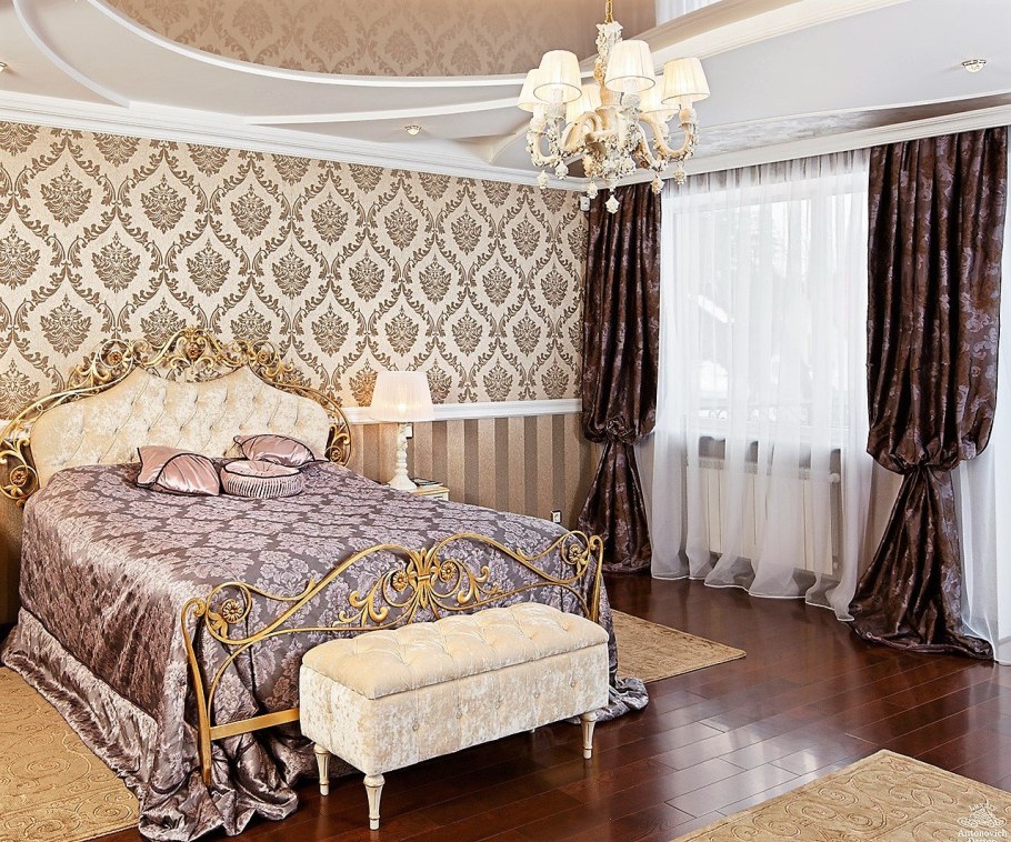 Обои с вензелями в интерьере спальни