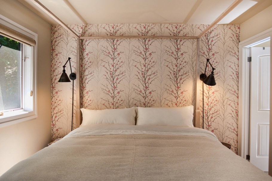 Отделка стен в маленькой спальне