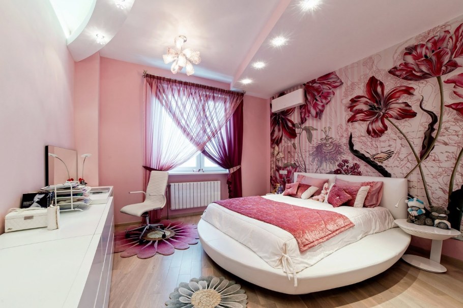 Спальня с розовым потолком