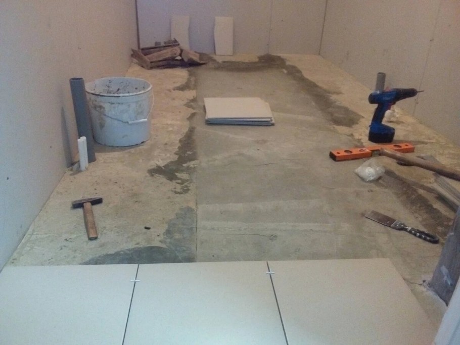 Бетонный пол в ванной