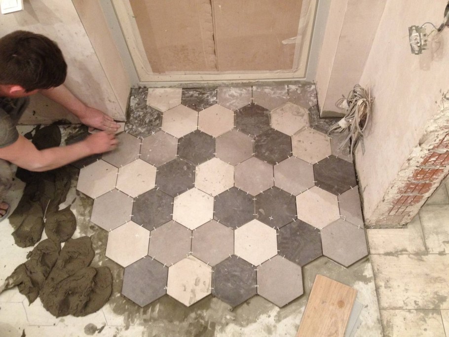 Кафельный пол в ванной