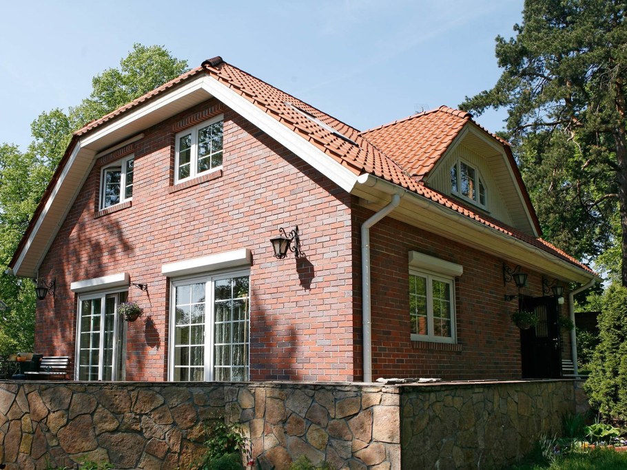 Кирпичный дачный дом