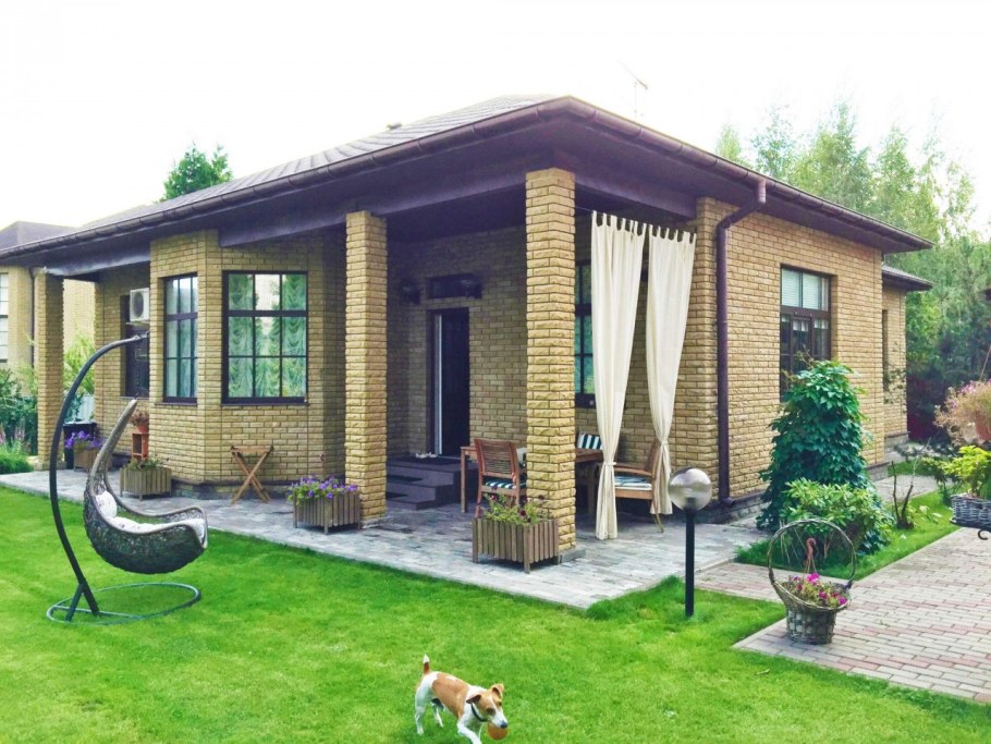 Маленький кирпичный домик на даче