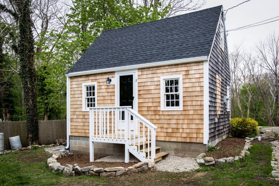 Маленький кирпичный дачный домик