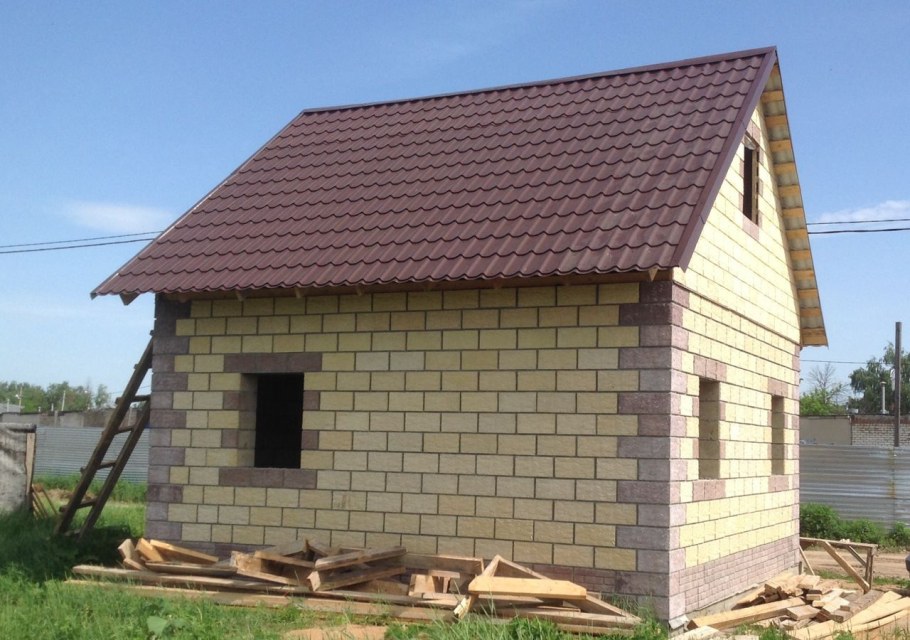 Маленький кирпичный дачный домик