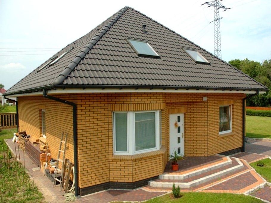 Маленький кирпичный дачный домик