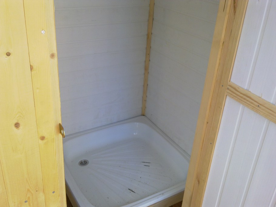 Душ на даче с поддоном