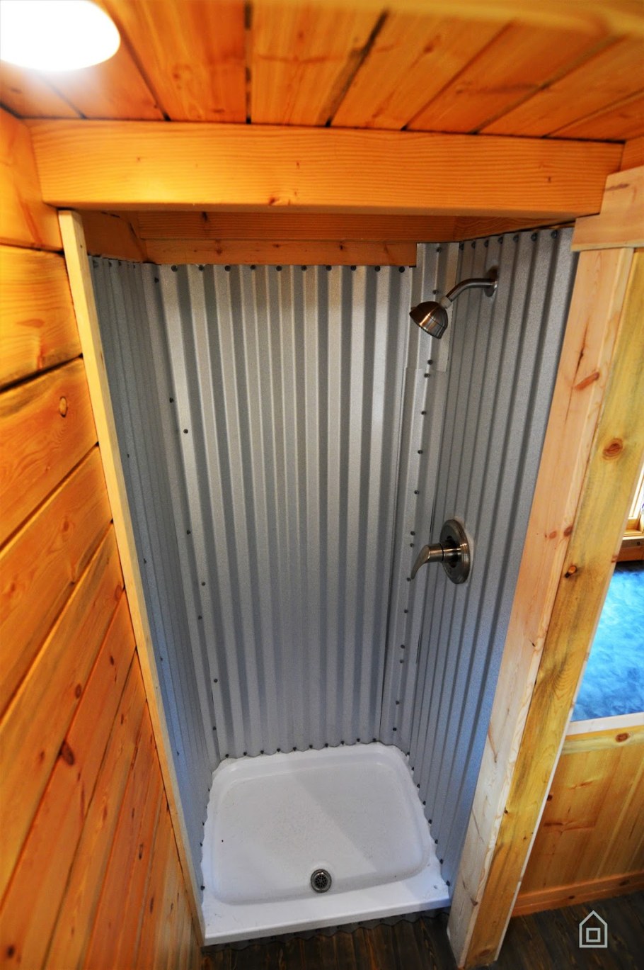 Деревянная душевая кабина для бани