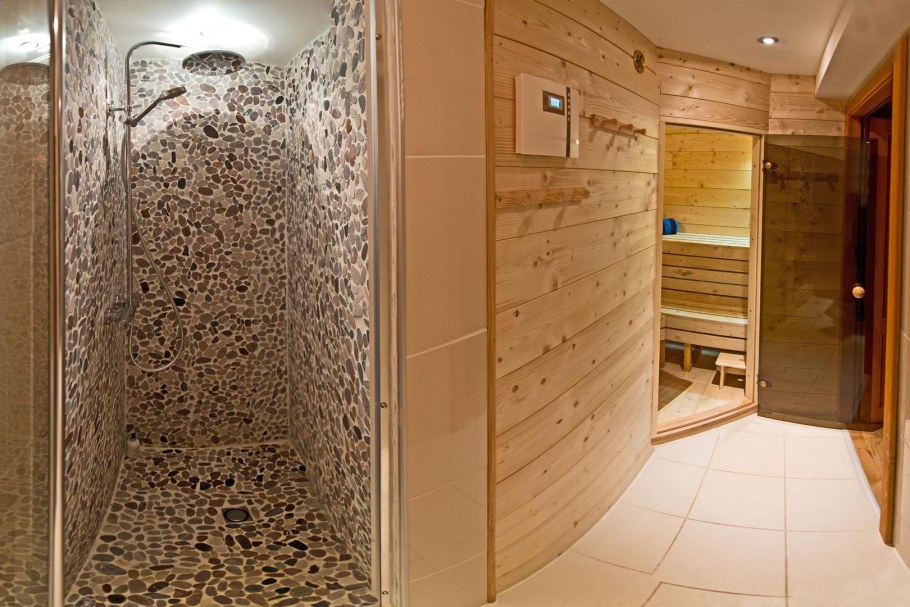 Помывочная в бане с душем