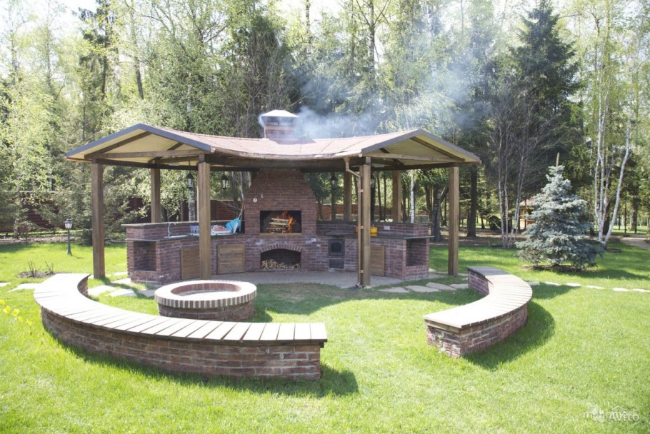 Зона отдыха с мангалом и беседкой