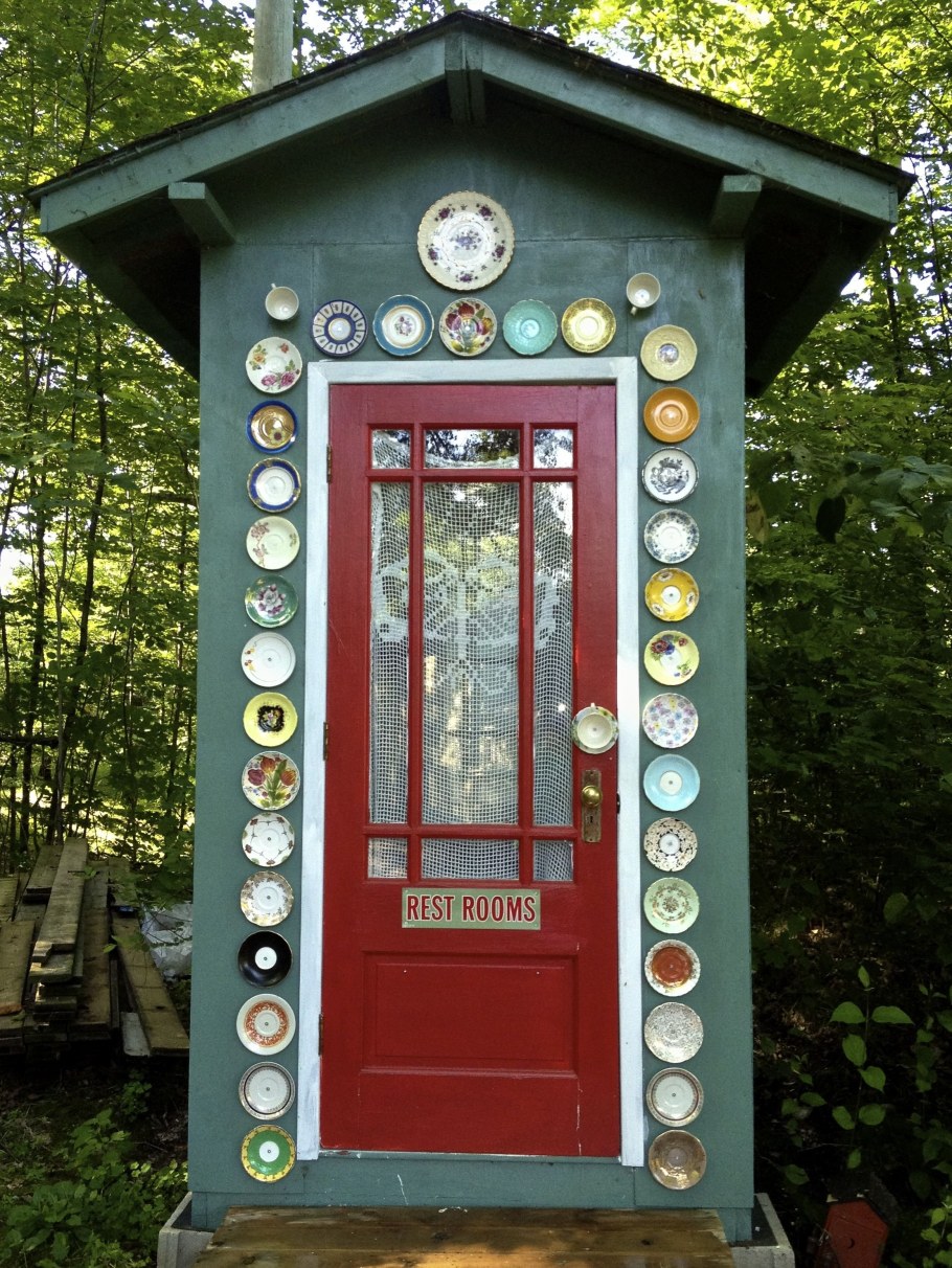 Необычный дачный туалет