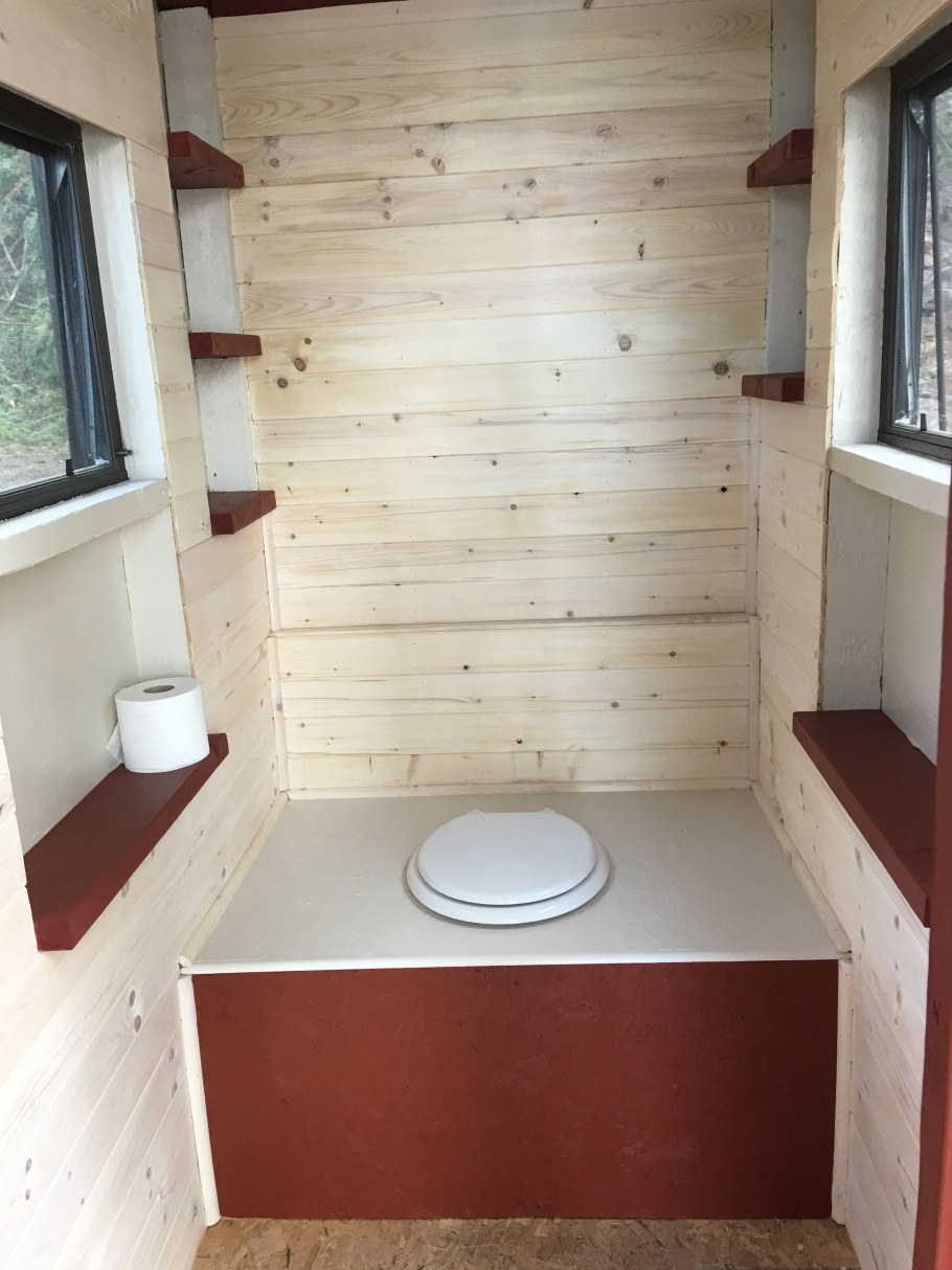 Оригинальный туалет на даче