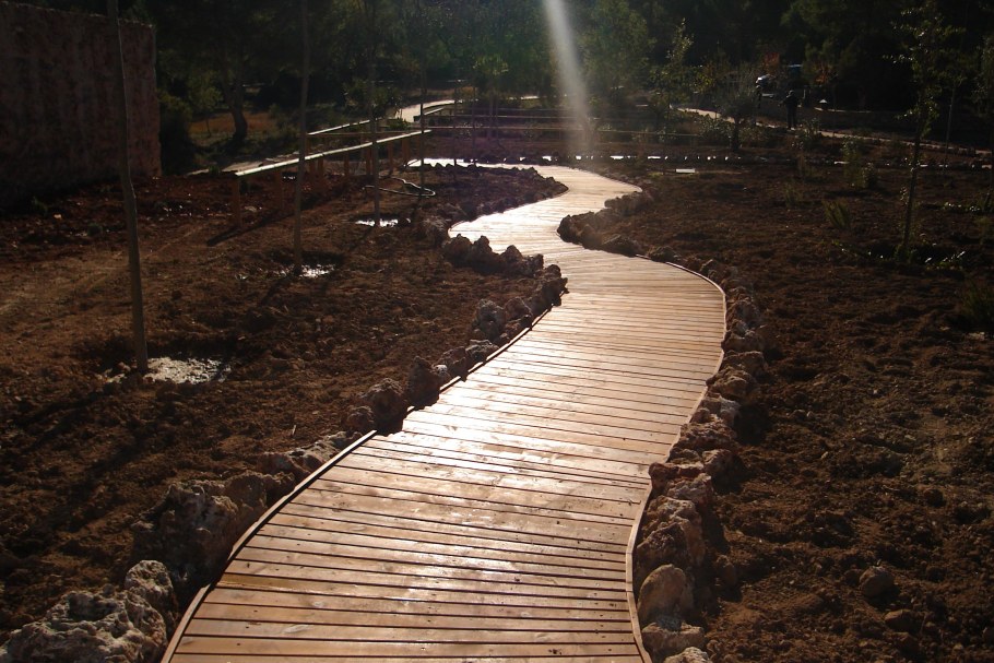 Дорожки в саду из досок