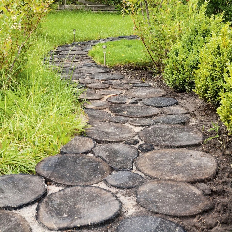 Деревянный тротуар на даче