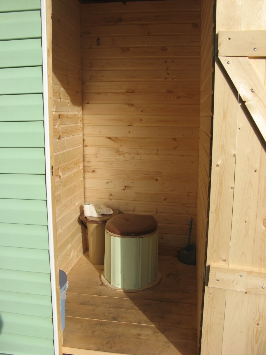 Дачный туалет внутри