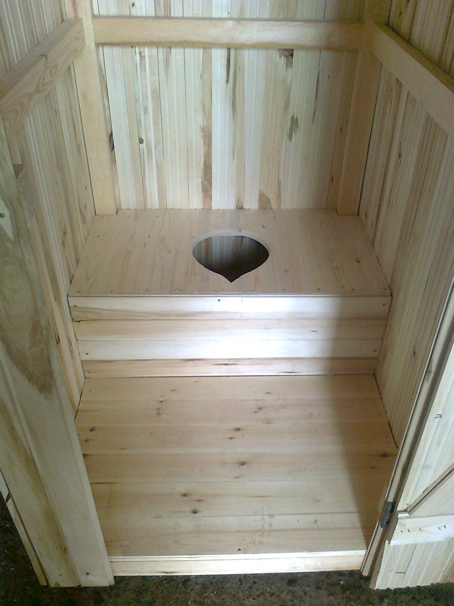 Интерьер деревенского туалета