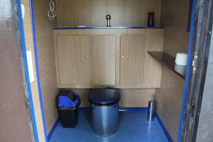 Садовый туалет бочонок а сзади. Него душевая на участке