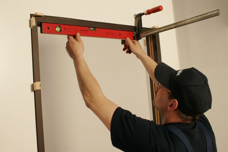 Монтаж добра межкомнотной двери