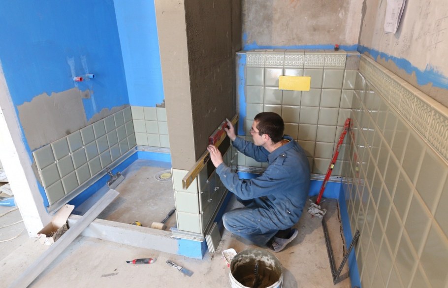 Монтаж плитки в ванной