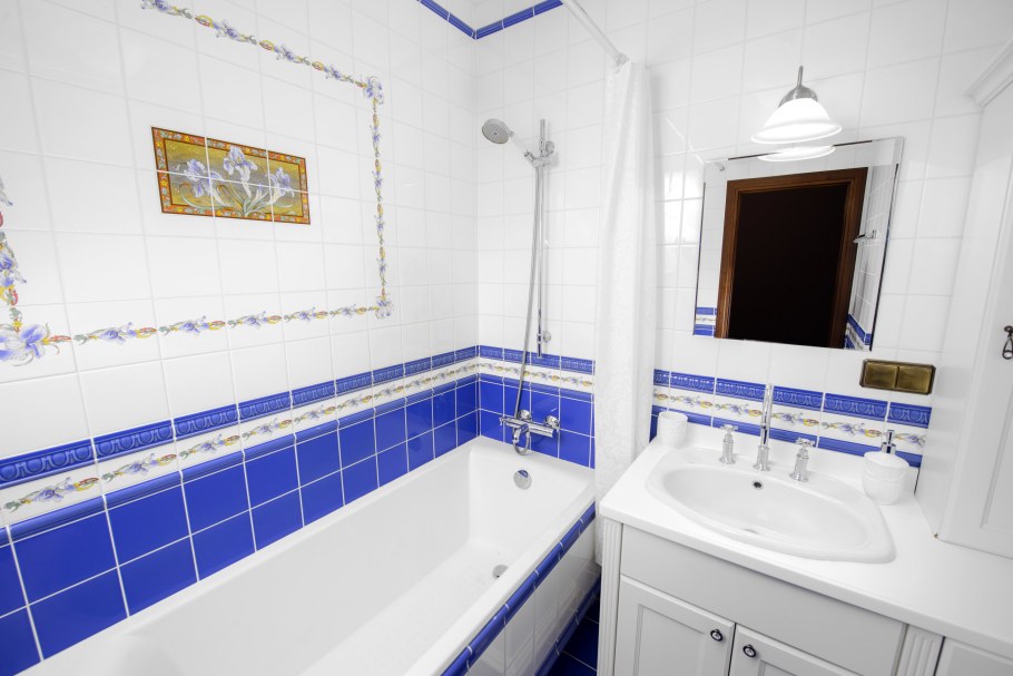 Объединение сине голубой ванны с туалетом