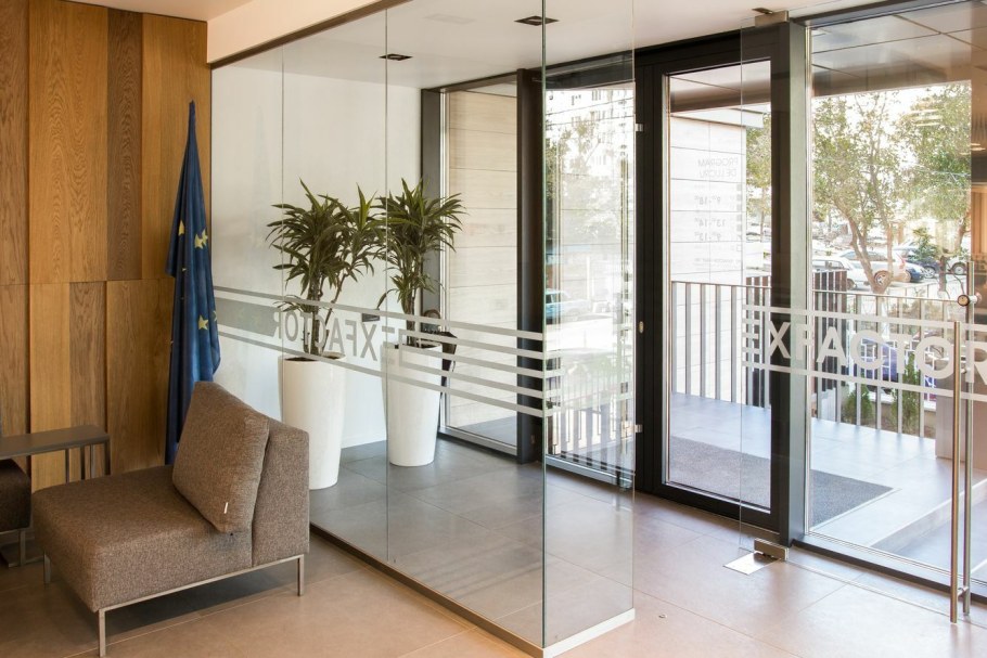 Цельностеклянная входная группа