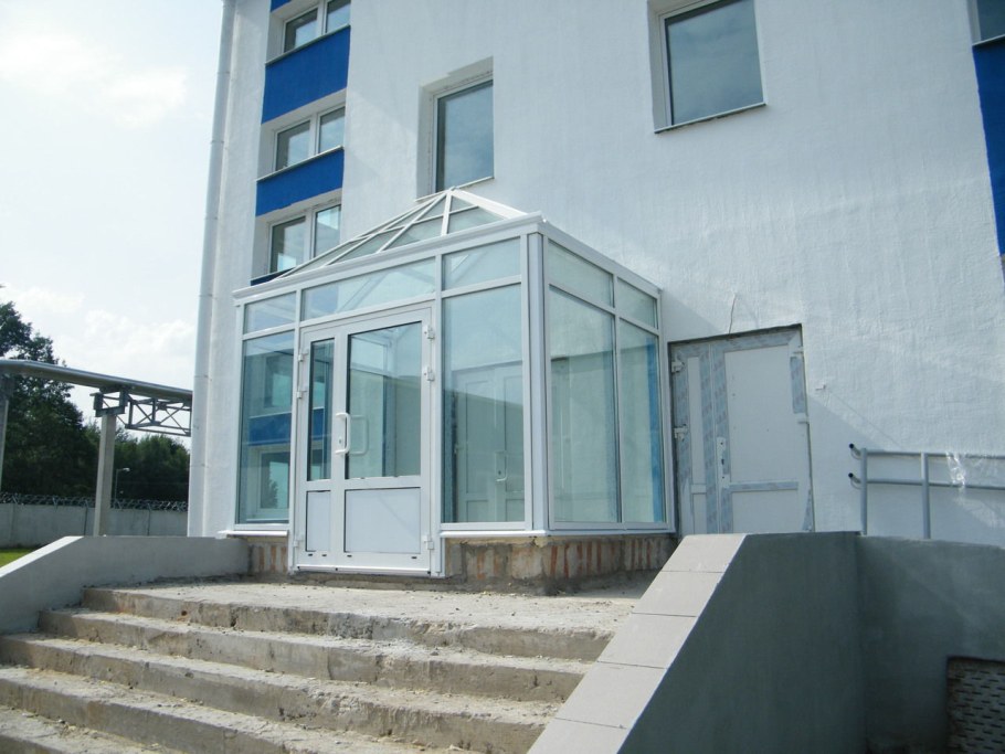 Тамбур из алюминиевого профиля