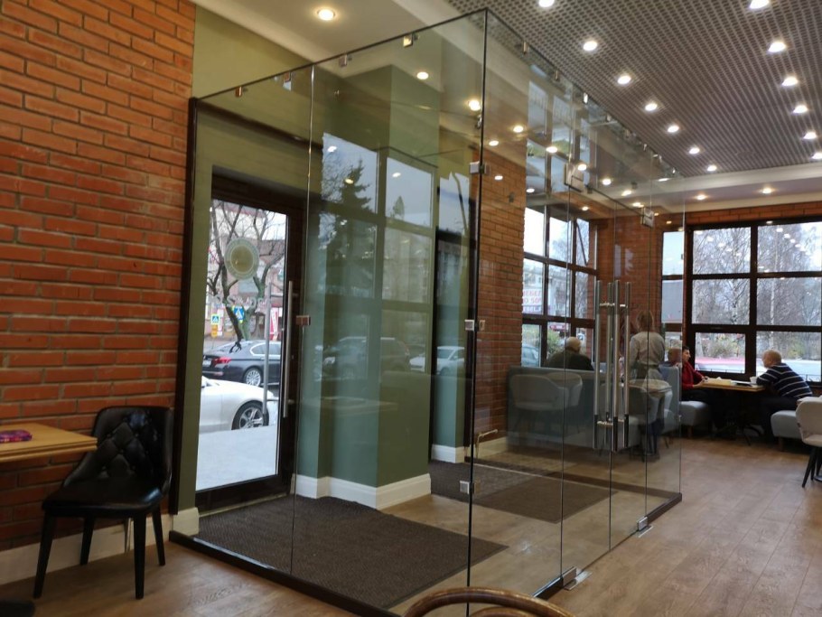 Стеклянный тамбур